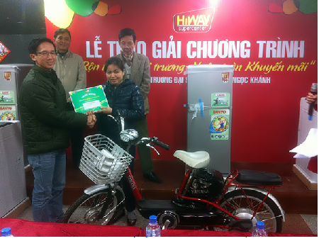 Siêu thị Hiway trao giải chương trình “Tưng bừng khai trương, ngập tràn khuyến mãi” - 4 Chiếc xe đạp điện đầu tiên đã được chị Nguyệt rinh về cho gia đình