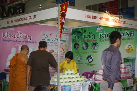Vững bước Đông dược Việt Nam - 1 Thuốc ho Bảo Thanh tham gia hội chợ tại Lào