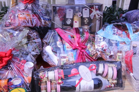Cùng rất nhiều bánh kẹo, đồ uống độc đáo, thích hợp làm quà biếu tặng người thân, bạn bè dịp Tết.