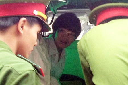 Huyền Như nhoài người dặn mẹ giữ gìn sức khoẻ