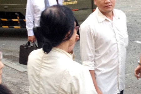 Nghe tiếng con gái, mẹ già bụm miệng ngăn cảm xúc