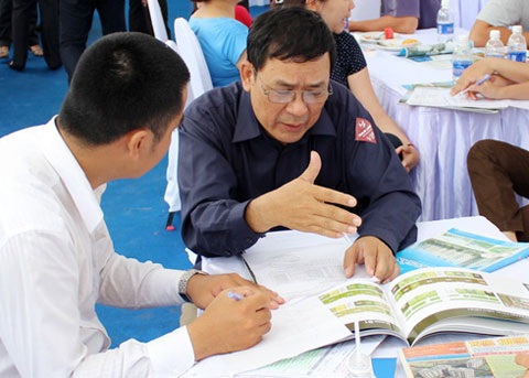 Đốt hết chục tỷ, đại gia bám vỉa hè chờ thời - 1 Môi giới bất động sản đã dần đi vào chuyên nghiệp.