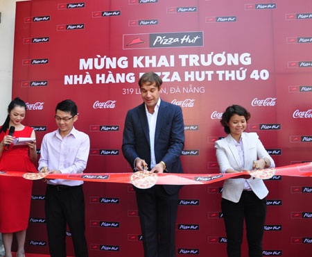 Ông lớn Pizza Mỹ mở rộng thị phần tại Việt Nam - 2 Lễ cắt băng khai trương nhà hàng Pizza Hut 319 Lê Duẩn, Đà Nẵng