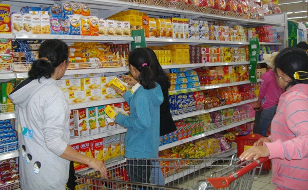 Cuối năm, buôn bán ế ẩm - 2 Mua sắm dịp tết tại siêu thị