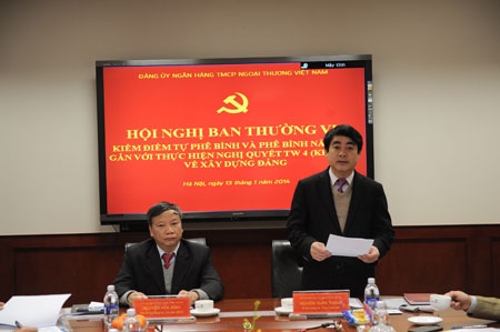 Năm 2013, Vietcombank không có đảng viên sai phạm - 1 Đ/c Nghiêm Xuân Thành - Bí thư Đảng uỷ, Tổng giám đốc (bên phải) phát biểu tại Hội nghị