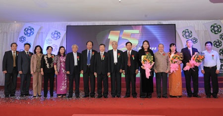 Vietcombank Quảng Ngãi đón nhận Huân chương Lao động Hạng Ba - 2 Lãnh đạo tỉnh, lãnh đạo Vietcombank chụp ảnh cùng các thế hệ lãnh đạo Vietcombank Quảng Ngãi