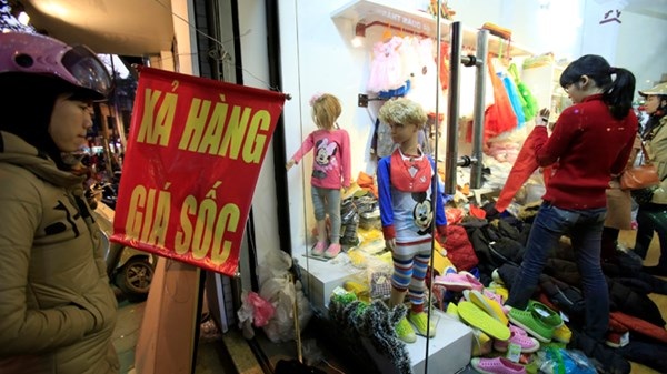 Đủ “chiêu” lừa hàng đại hạ giá cuối năm - 2 Người dân lựa chọn quần áo giảm giá cuối năm trên phố Phan Đình Phùng (Hà Nội). Ảnh: Như Ý