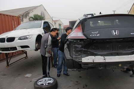 3 xế hộp hạng sang “đột lốt” lô hàng kim loại - 1 2 chiếc xế hộp hạng sang Honda CRZ và BMW đội lốt lô hàng kim loại