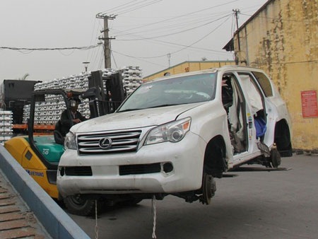 3 xế hộp hạng sang “đột lốt” lô hàng kim loại - 4 v