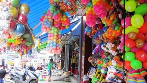 Thị trường đồ chơi trẻ em vắng khách sau tin có nhiễm độc - 1 Thị trường đồ chơi trẻ em vắng khách sau tin có nhiễm độc
