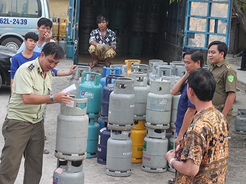 “Ông lớn” tiếp tay cho gas lậu - 1 Cơ quan chức năng tỉnh Long An xử lý trạm sang chiết gas lậu