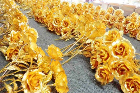 4 triệu đồng một bó hồng xanh Valentine - 3 Hoa hồng mạ vàng 24k cháy hàng có giá 600.000 đồng/bông (ảnh minh họa)