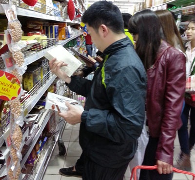 4 triệu đồng một bó hồng xanh Valentine - 1 Thị trường quà truyền thống vẫn đìu hiu vắng khách. Ảnh Hướng Dương