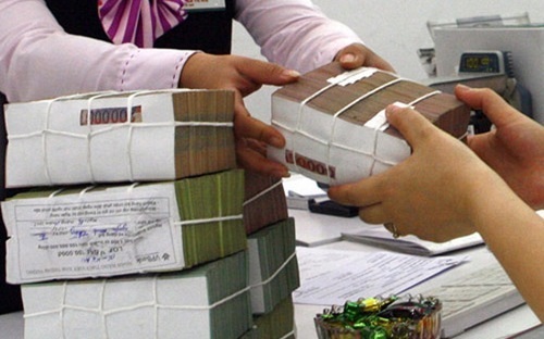 Đến nhà chiều khách: Ngân hàng đẩy nhân viên phạm luật? - 1 Đến nhà chiều khách: Ngân hàng đẩy nhân viên phạm luật?