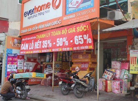 Muôn kiểu "xả hàng" ăn theo Tết - 1 Thanh lý toàn bộ giá sốc gây sốc ngay từ tấm biển.