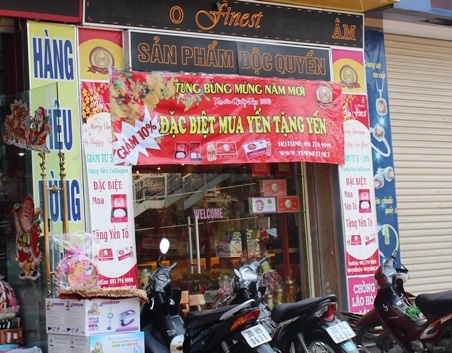 Muôn kiểu "xả hàng" ăn theo Tết - 11 Cửa hàng yến sào trên phố Phạm Ngọc Thạch cũng dành cho khách hàng một dịp mua sắm tưng bừng.