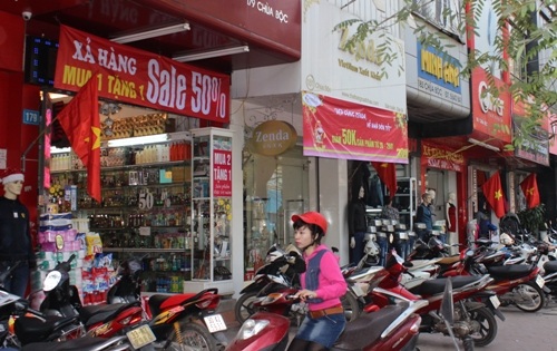 Muôn kiểu "xả hàng" ăn theo Tết - 2 Các biển xả kho hàng giăng đầy trên phố Chùa Bộc