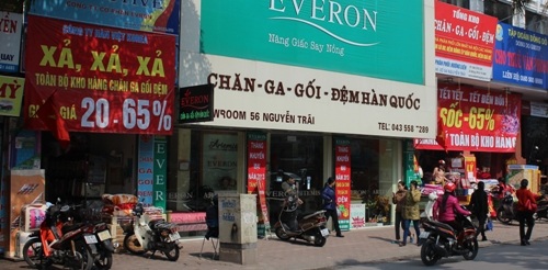 Muôn kiểu "xả hàng" ăn theo Tết - 3 Trên đường Nguyễn Trãi, các cửa hàng chăn ga gối đệm cũng đua nhau bung hàng giảm giá...