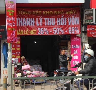 Muôn kiểu "xả hàng" ăn theo Tết - 4 Thanh lý giá lỗ vốn