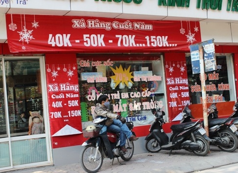 Muôn kiểu "xả hàng" ăn theo Tết - 8 Cửa hàng kính mắt cũng bước vào cuộc đua xả hàng