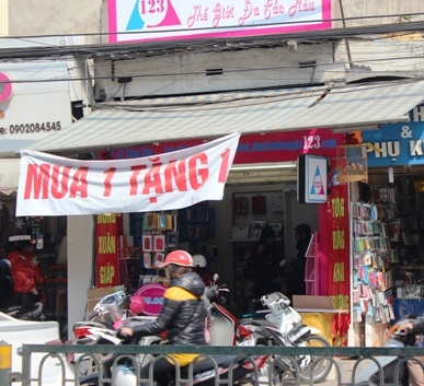 Muôn kiểu "xả hàng" ăn theo Tết - 9 Chào năm mới với khách hàng “Mua 1 tặng 1…