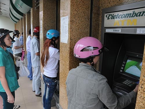 Hoa mắt với phí ngân hàng - 1 Chủ thẻ phải trả đủ loại phí khi giao dịch trên máy ATM Ảnh: Hồng Thúy