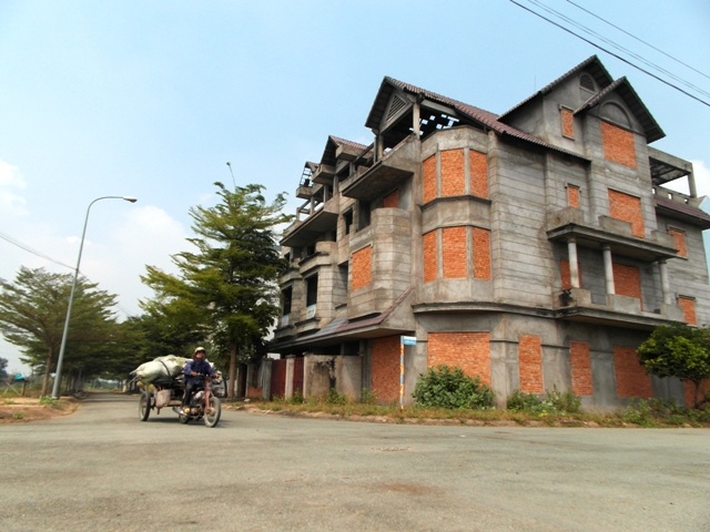 Bất động sản ở TPHCM”: Từ “hoành tráng” đến “hoang tàn”