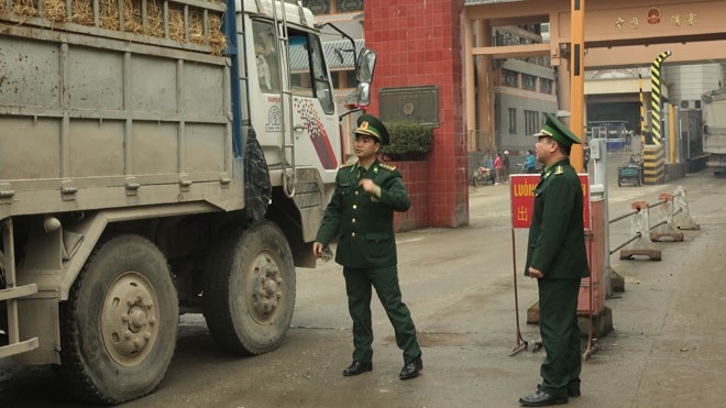 Vì sao dưa vẫn đổ về cửa khẩu Tân Thanh? - 1 Lực lượng Biên phòng nỗ lực cho xe xuất khẩu nhanh chóng. ảnh: Công Anh