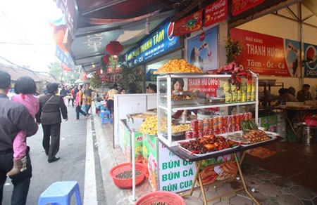 Du xuân “chặt chém”, những pha “cắt cổ” nhớ đời - 2 Đầu năm nhiều hàng quán xung quanh phủ Tây Hồ ra sức hét giá (ảnh minh họa: NLĐ)