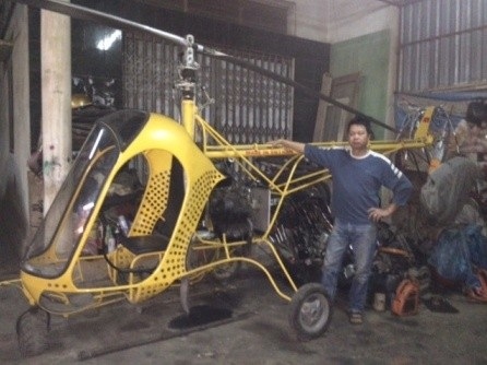 Anh Thắng bên chiếc trực thăng tự chế.