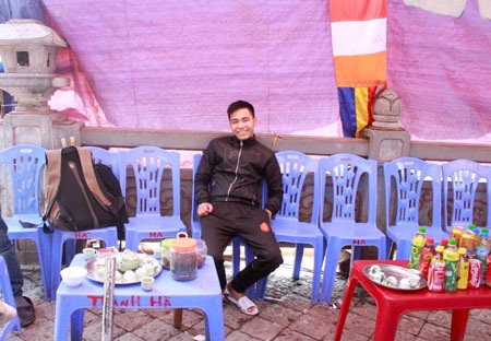 Gặp chủ quán "ấm trà mạn giá gần nửa triệu đồng" nơi chùa Hương - 2 Nhân viên quán Hà Thanh cho biết từng thu của một đoàn khách ngồi ăn của tại quán 6,3 triệu đồng.