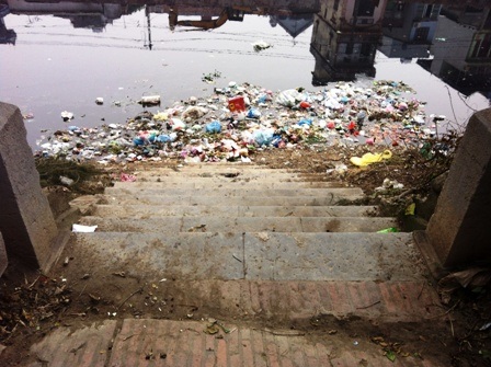 Bến sông xưa được xây bằng những phiến đá xanh nguyên khối...