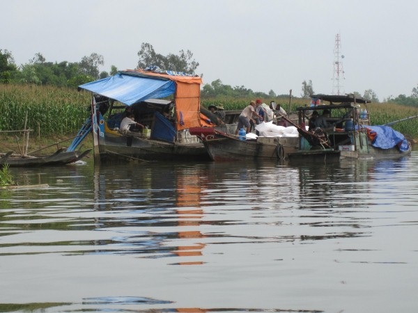 Bó tay với “vua” đường lậu - 3 Đường lậu chuyển từ ghe lớn sang ghe nhỏ bên kia biên giới An Giang.