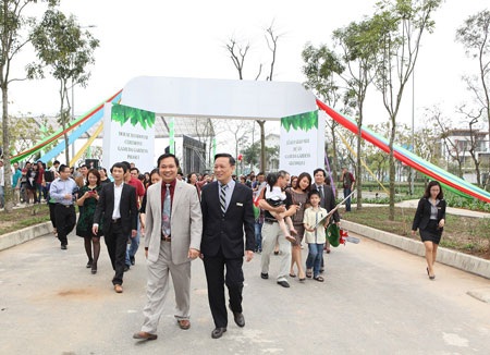 Gamuda Gardens bắt đầu bàn giao nhà cho cư dân - 3 Đại diện chủ đầu tư cùng các cư dân Khu đô thị Gamuda Gardens tham quan dự án