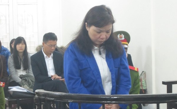 Nữ giám đốc lập hồ sơ khống chiếm đoạt hàng chục tỷ đồng - 1 Đồng Thị Bích Hồng tại phiên tòa.