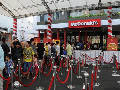 Thức ăn nhanh: Nước ngoài hưởng hết! - 1 Xếp hàng mua thức ăn nhanh tại cửa hàng McDonald’s ở TP HCM