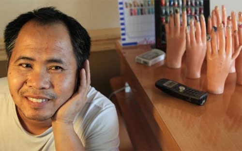 Người Việt đã “thống trị” nghề nail ở Mỹ như thế nào? - 1 Anh Huy Van, một người Việt làm chủ tiệm nail ở Miami, Mỹ - Ảnh: Miami Herald.