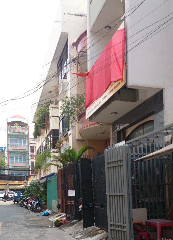 Sự thật về những “dự án ngàn tỷ” - 1 Cty Rừng Toàn Cầu ở TPHCM đã dùng dải băng đỏ che biển hiệu Ảnh: L.N