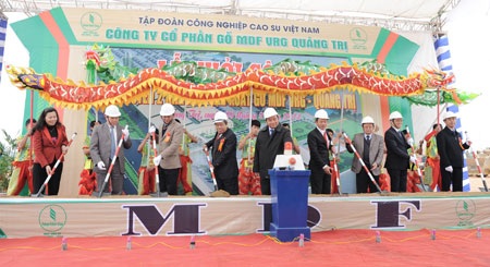 Vietcombank tài trợ 750 tỷ đồng cho nhà máy sản xuất gỗ MDF VRG - Quảng Trị - 1 Phó Thủ tướng Nguyễn Xuân Phúc (thứ 5 từ trái sang) ấn nút phát động khởi công xây dựng Nhà máy
