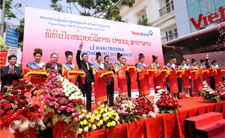 Lễ cắt băng khai trương PGD Pakse, tại tỉnh Champasak, CNDCND Lào