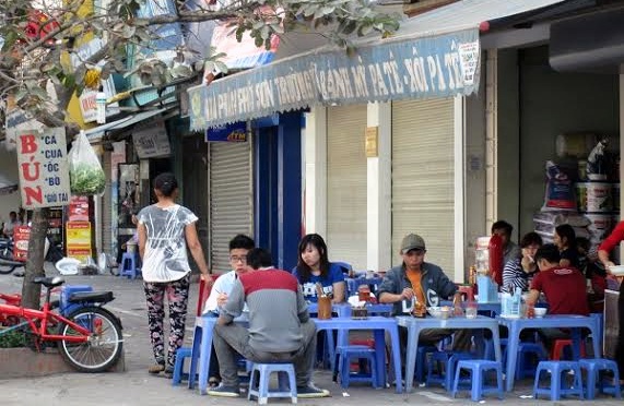 Đồ ăn giải ngấy "cháy" hàng - 1 Bún ốc, bún riêu đông khách ngày đầu năm