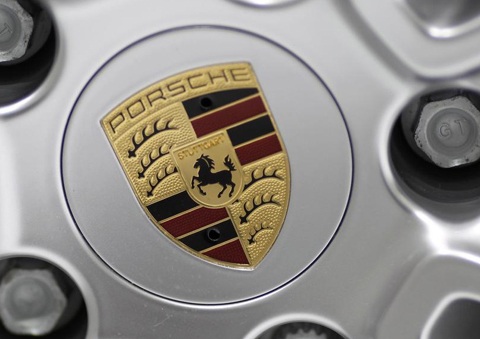 Những logo hình ngựa trị giá tỷ USD - 6 Logo Porsche chính thức trình làng trên vô-lăng của những mẫu
xe năm 1953.