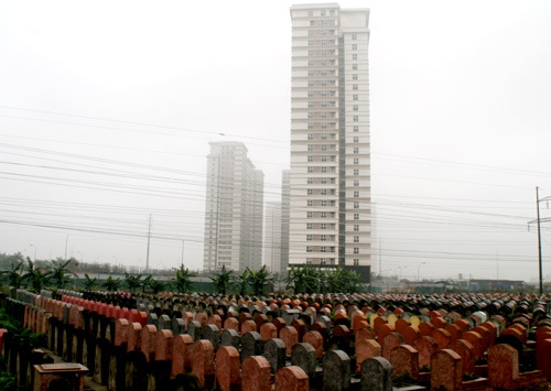 Căn hộ hạng sang view chuẩn nghĩa địa - 7 Một khu đô thị mới ở Hà Đông trước mặt là hàng nghìn ngôi mộ
