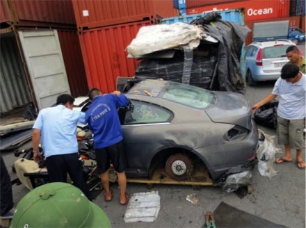 Mánh nhập lậu ôtô không tưởng qua mặt hải quan - 1 Phần đầu và phần đuôi chiếc BMW được cắt đôi, giấu sâu bên trong container