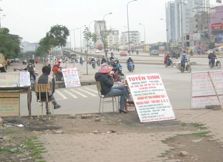 Mua chứng chỉ dễ hơn mua... rau - 1 Nhiều người có nhu cầu đánh bóng bộ hồ sơ đã tìm đến các “chợ” chứng chỉ