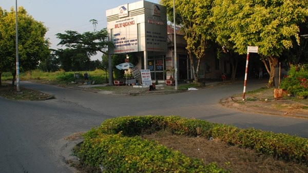 Khổ như thân cò… đất thời khủng hoảng - 2 Trung tâm môi giới hoang vắng