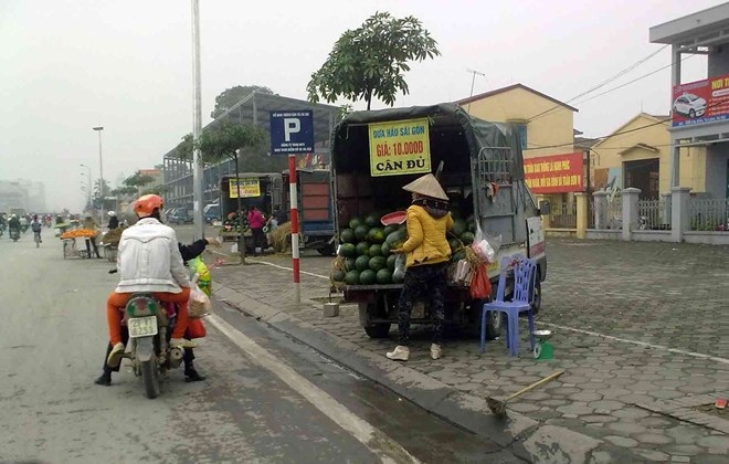 Thận trọng khi mua hoa quả giá rẻ - 1 Hoa quả được bày bán trên dọc đường Cầu Diễn.