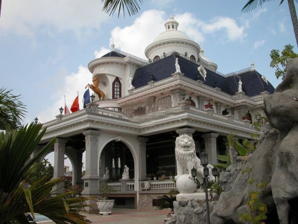 Nội thất gỗ tiền tỉ trong “lâu đài” của đại gia Hải Phòng - 1 Nội thất gỗ tiền tỉ trong “lâu đài” của đại gia Hải Phòng