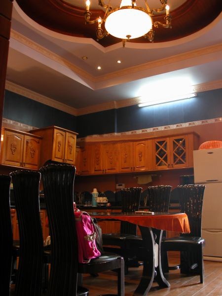 Nội thất gỗ tiền tỉ trong “lâu đài” của đại gia Hải Phòng - 11 Phòng bếp cũng thiết kế hoàn toàn bằng gỗ