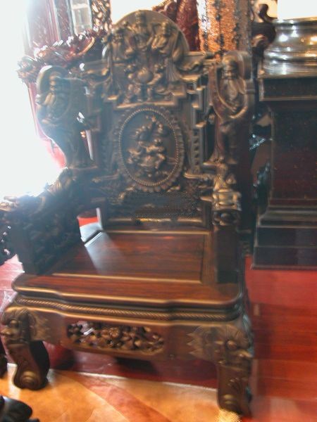 Nội thất gỗ tiền tỉ trong “lâu đài” của đại gia Hải Phòng - 3 Tại phòng khách là bộ bàn ghế đồng kị được làm bằng loại gỗ quý hiếm
